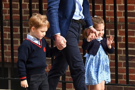 Princas Geroge ir princesė Charlotte aplankė savo naujagimį broliuką (nuotr. SCANPIX)
