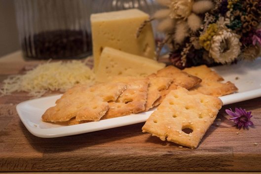 Sūrio krekeriai su sezamo sėklomis