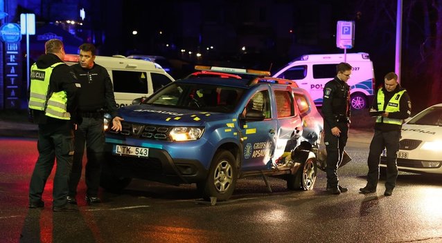 Girtas vairuotojas rėžėsi į apsaugininkus ir spruko (nuotr. Broniaus Jablonsko)