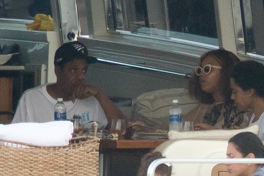 Beyonce ir Jay Z mėgavosi popiete jachtoje  (nuotr. Vida Press)