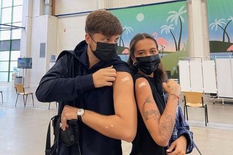 Karolina Meschino ir OG Version pasiskiepijo nuo koronaviruso (nuotr. Instagram)