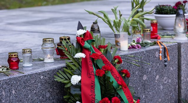 Vilniuje Antakalnio kapinėse mini Pergalės dieną gegužės 9-ąją (Paulius Peleckis/ BNS nuotr.)