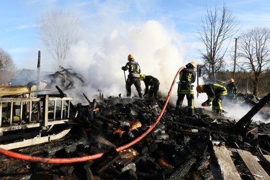 Nelaimė Vilniaus r.: degindama žolę, moteris sudegino namus  nuotr. Broniaus Jablonsko