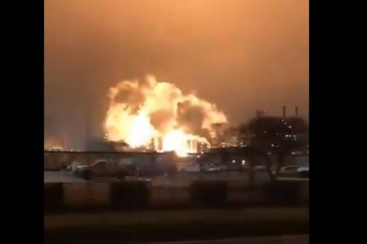 JAV po sprogimo naftos perdirbimo įmonėje kilo didelis gaisras (nuotr. Twitter)