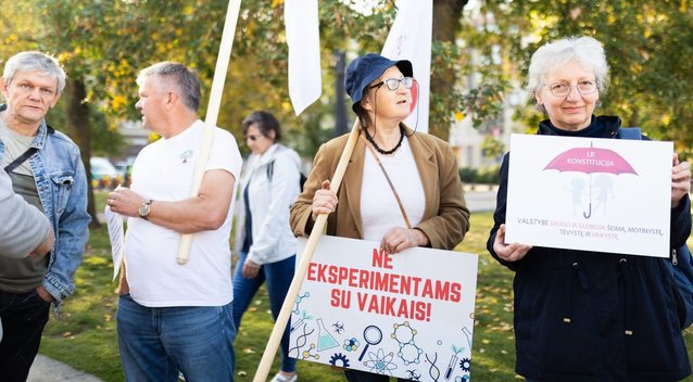Prie Seimo tėvų atstovai protestavo prieš gyvenimo įgūdžių programą (nuotr. Skirmantas Lisauskas / BNS)