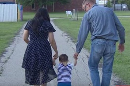 Tėvų košmaras: šeimai atiduotas ne tas kūdikis (nuotr. YouTube)