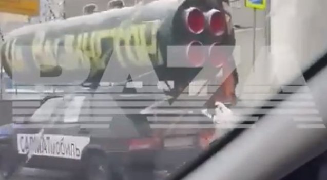 Neįtikėtinas vaizdelis Maskvoje: sustabdytas automobilis su raketos imitacija, žinute JAV (nuotr. stop kadras)