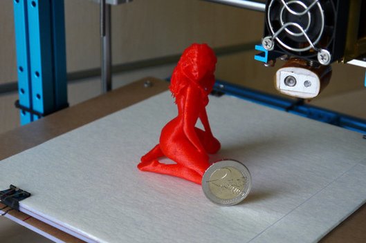  Lietuvoje surinktas “Makeblock“ 3D spausdintuvas ir juo atspausdintos figūros (nuotr. Organizatorių)