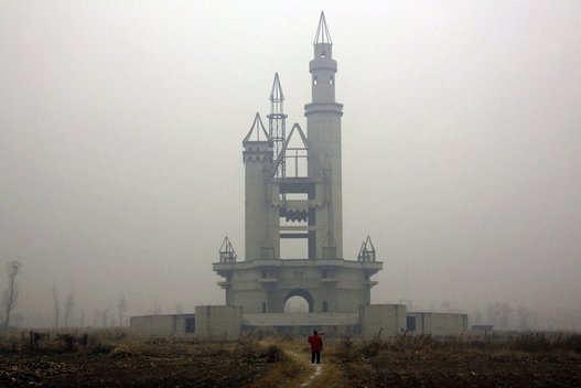 1998-ųjų finansų krizė. Nebaigtas statyti pramogų parkas Pekine (nuotr. SCANPIX)