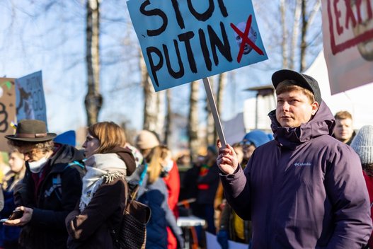 Šimtai žmonių Vilniuje susirinko „apgulti“ Rusijos ambasados: „Jei Putino „nenukneckins“ savi, bus be galo sunki kova“ (Lukas Balandis/ BNS nuotr.)