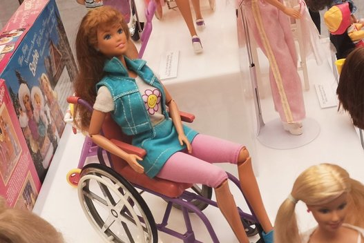 Kaune surengtoje parodoje pristatytos dvi neįgaliojo vežimėlyje sėdinčios barbės. Aušros Degutytės nuotr.  