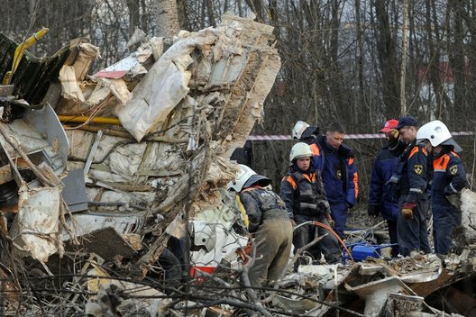 Lenkijos ministras: netoli Smolensko sudužęs Tu-154M byrėti pradėjo dar ore (nuotr. SCANPIX)