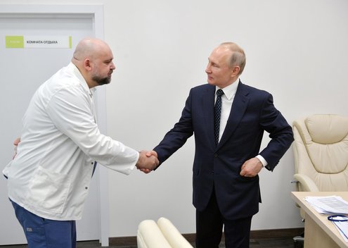 V. Putinas praėjusią savaitę sveikinosi su koronavirusu užsikrėtusiu ligoninės vadovu (nuotr. SCANPIX)