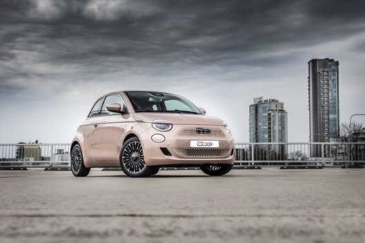 „Fiat“ Lietuvoje pristato naujos kartos elektrinį „Fiat 500“