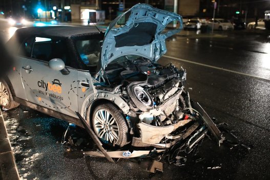 Antakalnio g. Vilniuje girtas vairuotojas su „CityBee“ rėžėsi į „Toyota“ užpakalį (nuotr. Broniaus Jablonsko)