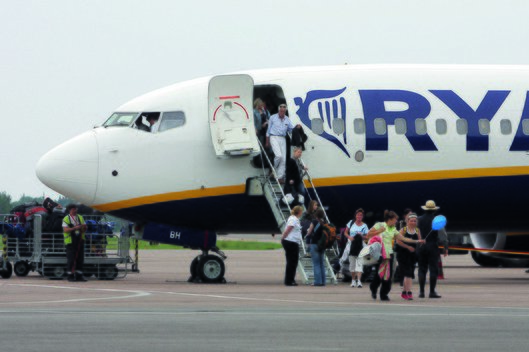 Karmėlava – Lėktuvai su girtais ir triukšmaujančiais keleiviais iš Anglijos ir Airijos dažniausiai nutūpia Kauno oro uoste  (nuotr. Fotodiena/Aliaus Koroliovo)