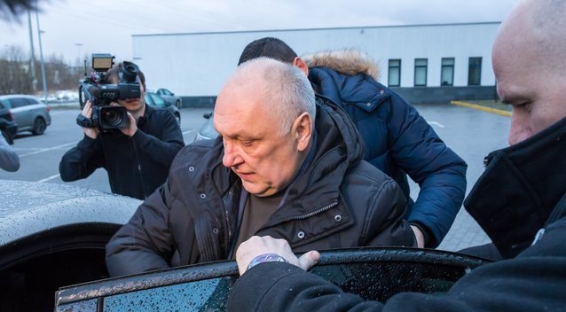 Į Vilniaus apylinkės teismą atvesti įtariamieji teisėjų korupcijos byloje (nuotr. Broniaus Jablonsko)
