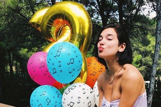 Dua Lipa švenčia gimtadienį (nuotr. Instagram)