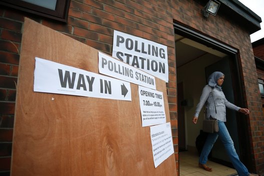 Britanijos rinkėjai balsuoja istoriniame referendume (nuotr. SCANPIX)