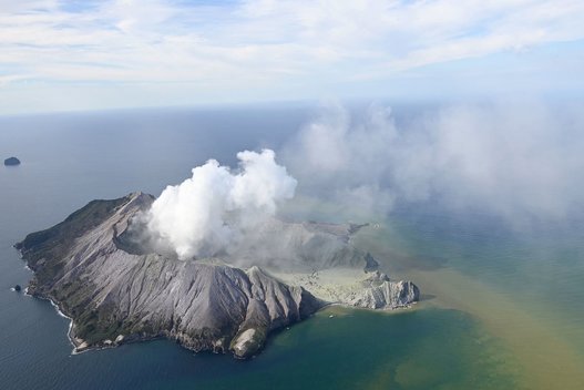 Naujojoje Zelandijoje išsiveržė turistų pamėgtas ugnikalnis (nuotr. Scanpix)  