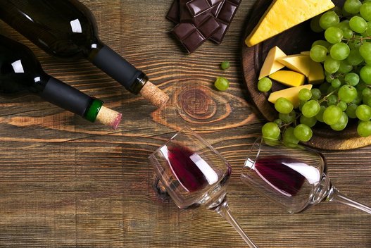 Vynas ir šokoladas (nuotr. 123rf.com)