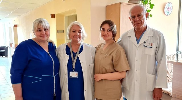 Iš kairės – ukrainietė N. Pavlenko, slaugos administratorė Irena Jucienė, ligoninėje savanoriaujanti ukrainietė O. Plashchevska , laikinai einantis Ortopedijos-traumatologijos centro vadovo pareigas A. Šapalas  