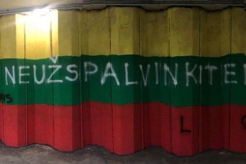 Požeminėje perėjoje Vilniuje LGBT vėliava buvo uždažyta trispalve (nuotr. facebook.com)