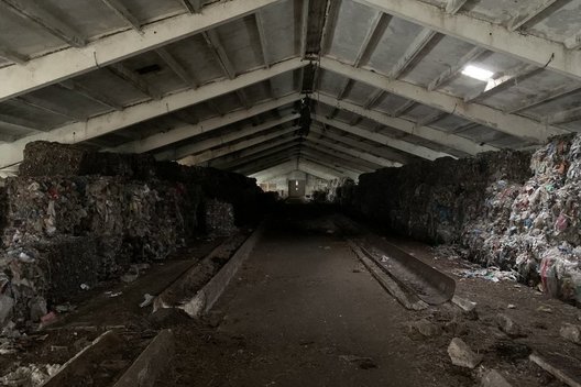 Vilniaus pakraštyje – neaiškus plastiko atliekų sąvartynas (nuotr. Valdas Benkunskas)  