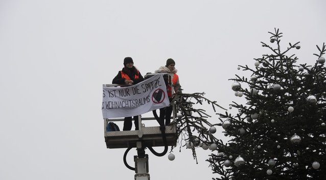 Klimato aktyvistai Berlyne nupjovė kalėdinės eglutės viršūnę (nuotr. SCANPIX)