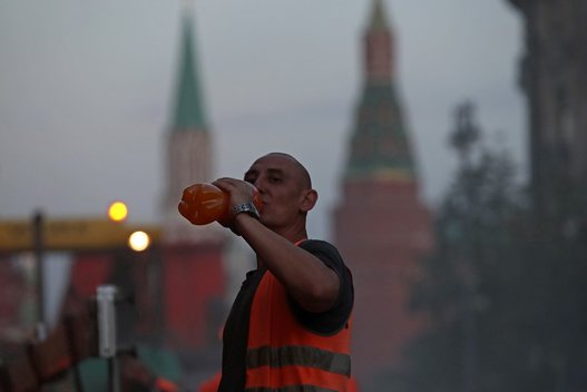 Rusija, darbininkas geria gaiviuosius gėrimus (nuotr. SCANPIX)
