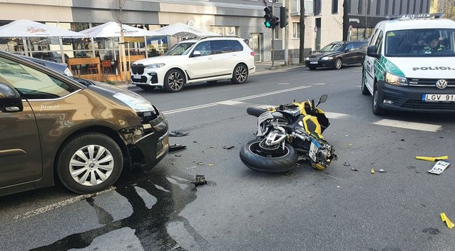 Motociklininko avarija sostinėje (nuotr. Broniaus Jablonsko)