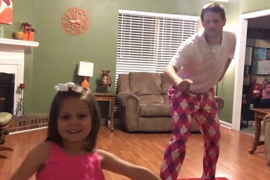 Tėčio ir dukros šokis užkariavo internetą (nuotr. YouTube)