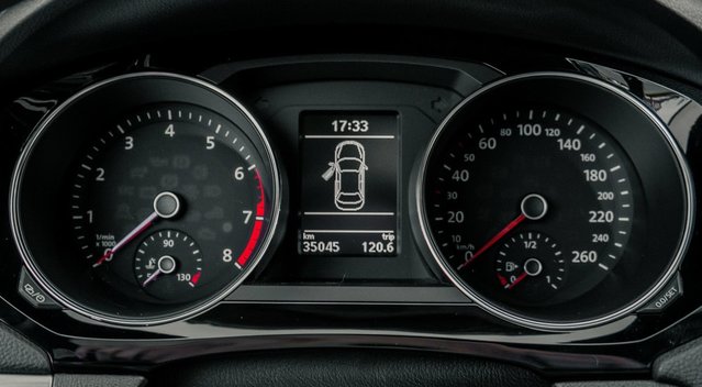 Automobilio prietaisų skydelis (nuotr. Unsplash.com)