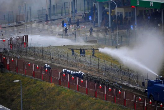 Baltarusija iškėlė bylą Lenkijos pareigūnams: dėl akmenis mėčiusių migrantų išvaikymo kaltina „nusikaltimu žmonijos saugumui“ (nuotr. SCANPIX)