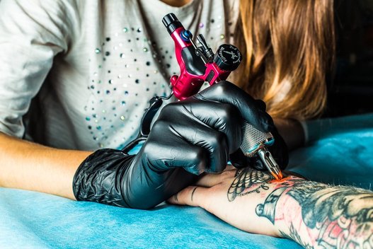 Tatuiruotės darymas  (nuotr. Shutterstock.com)