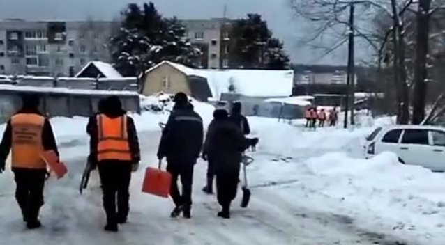 Pritrūko pinigų degalams: Rusijos mieste darbuotojus valyti sniego išsiuntė pėsčius, įdavę kastuvą į rankas (nuotr. Telegram)