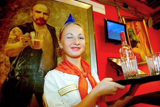 Sovietinės nostalgijos restoranas Sankt Peterburge, 2004-ieji (nuotr. Vida Press)