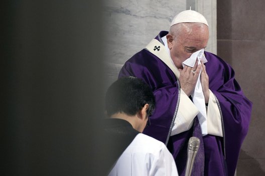 Popiežius Pranciškus atšaukė ketvirtadieniui planuotą pasirodymą mišiose Romoje, nes „nesmarkiai“ susirgo (nuotr. SCANPIX)