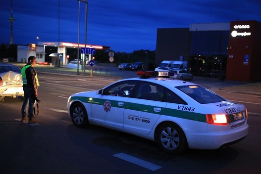 Skaudi avarija Vilniuje: po smūgio „Toyota“ sumaitota, vyras ligoninėje nuotr. Broniaus Jablonsko