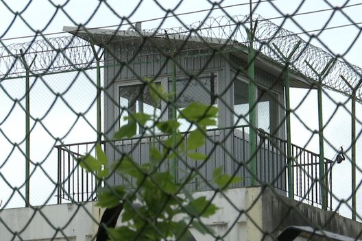 Laisvėje – kalėjimo bėgliai: naktį paspruko du Pravieniškių pataisos namų gyventojai  (nuotr. stop kadras)