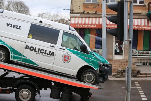 Neeilinė avarija Vilniuje: susidūrė du policijos ekipažai, skubėję į tą patį įvykį (nuotr. Broniaus Jablonsko)
