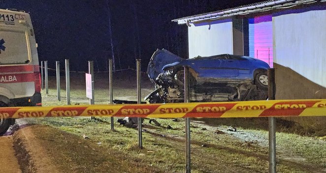 Per avariją Vilniaus rajone žuvo jaunas vairuotojas: automobilis rėžėsi į pastatą