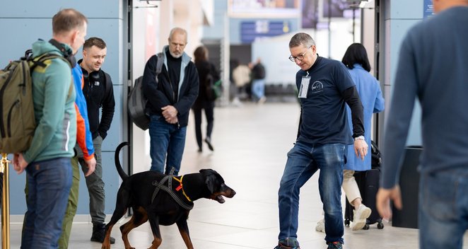 Vilniaus oro uoste keleiviams duoda paglostyti šunį – kad nebijotų nukristi