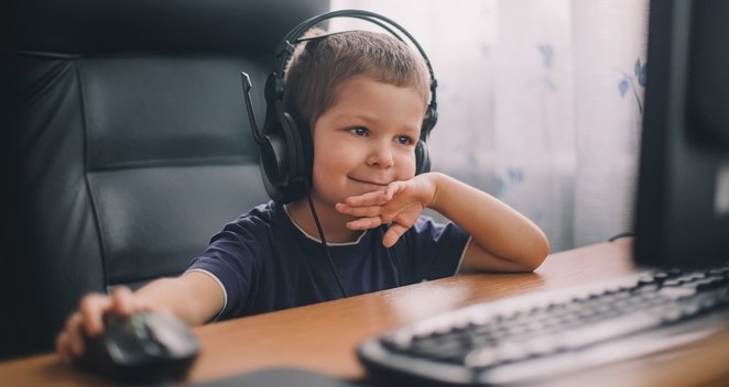 Prie ekranų vaikai praleidžia ilgiau, nei manote (nuotr. Shutterstock.com)