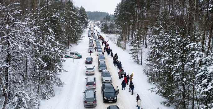 Kapčiamiestyje šimtai žmonių sustojo į gyvą grandinę (Teodoras Biliūnas/ BNS nuotr.) 1