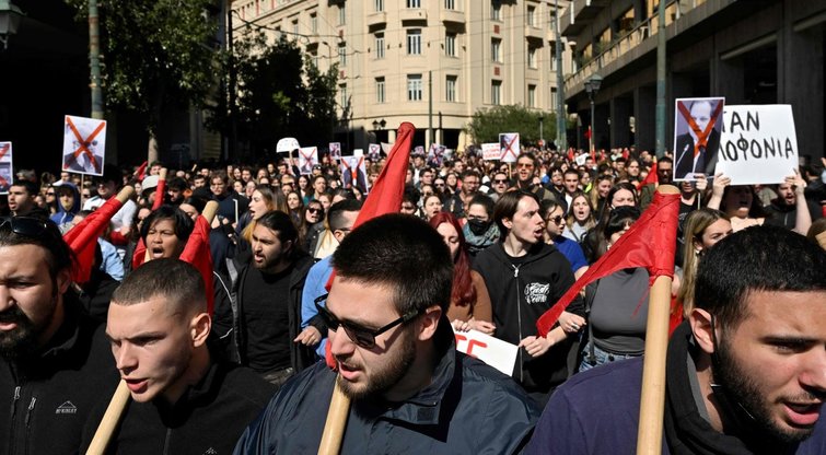 Graikijoje dėl traukinių katastrofos protestuoja daugiau kaip 50 000 žmonių (nuotr. SCANPIX)