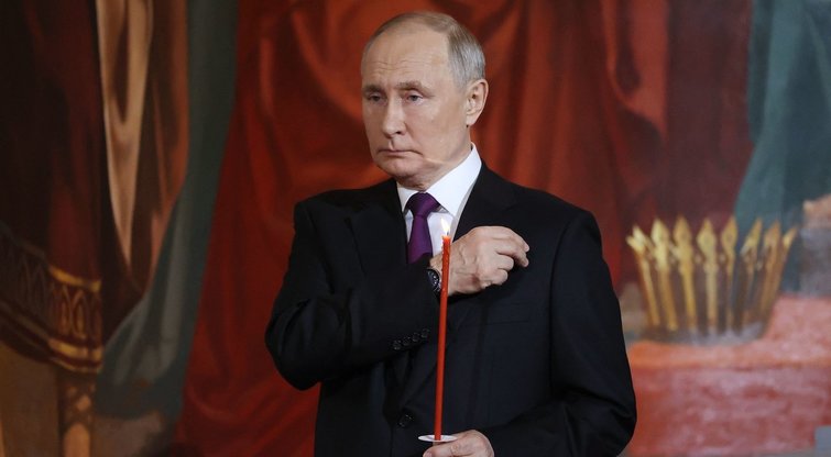 V. Putinas meldžiasi (nuotr. SCANPIX)