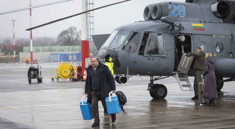 Lietuvos karinių oro pajėgų sraigtasparnis iš Rygos į Vilnių pergabeno donoro organą ( nuotr. autorių)