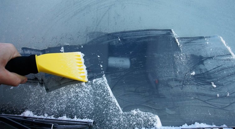 Užšalusį automobilio stiklą atitirpinsite per kelias sekundes: padės šis genialus triukas (nuotr. 123rf.com)
