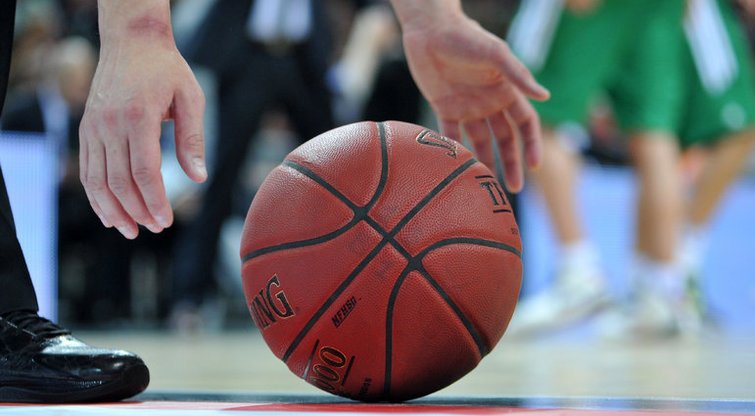 Krepšinio kamuolys (nuotr. Fotodiena.lt/Roberto Dačkaus)